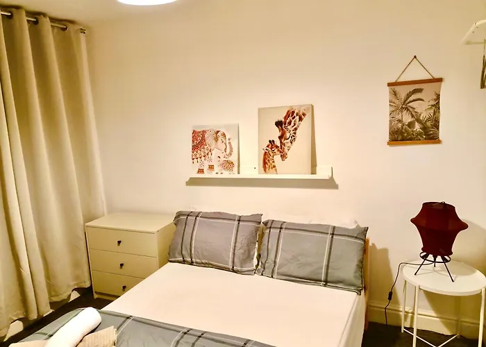 Lovely 4 Bedroom Home In Anfield - Near Stadium, City Centre, Sleeps 18