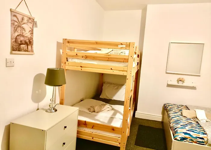 Lovely 4 Bedroom Home In Anfield - Near Stadium, City Centre, Sleeps 18