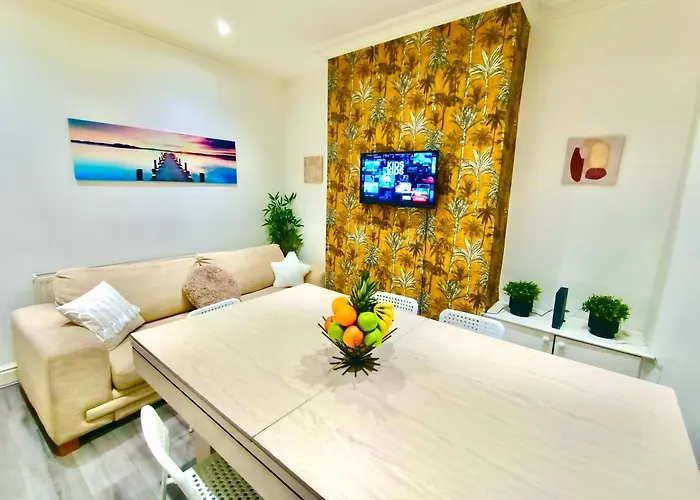 Lovely 4 Bedroom Home In Anfield - Near Stadium, City Centre, Sleeps 18