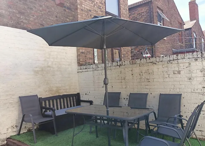 Lovely 4 Bedroom Home In Anfield - Near Stadium, City Centre, Sleeps 18