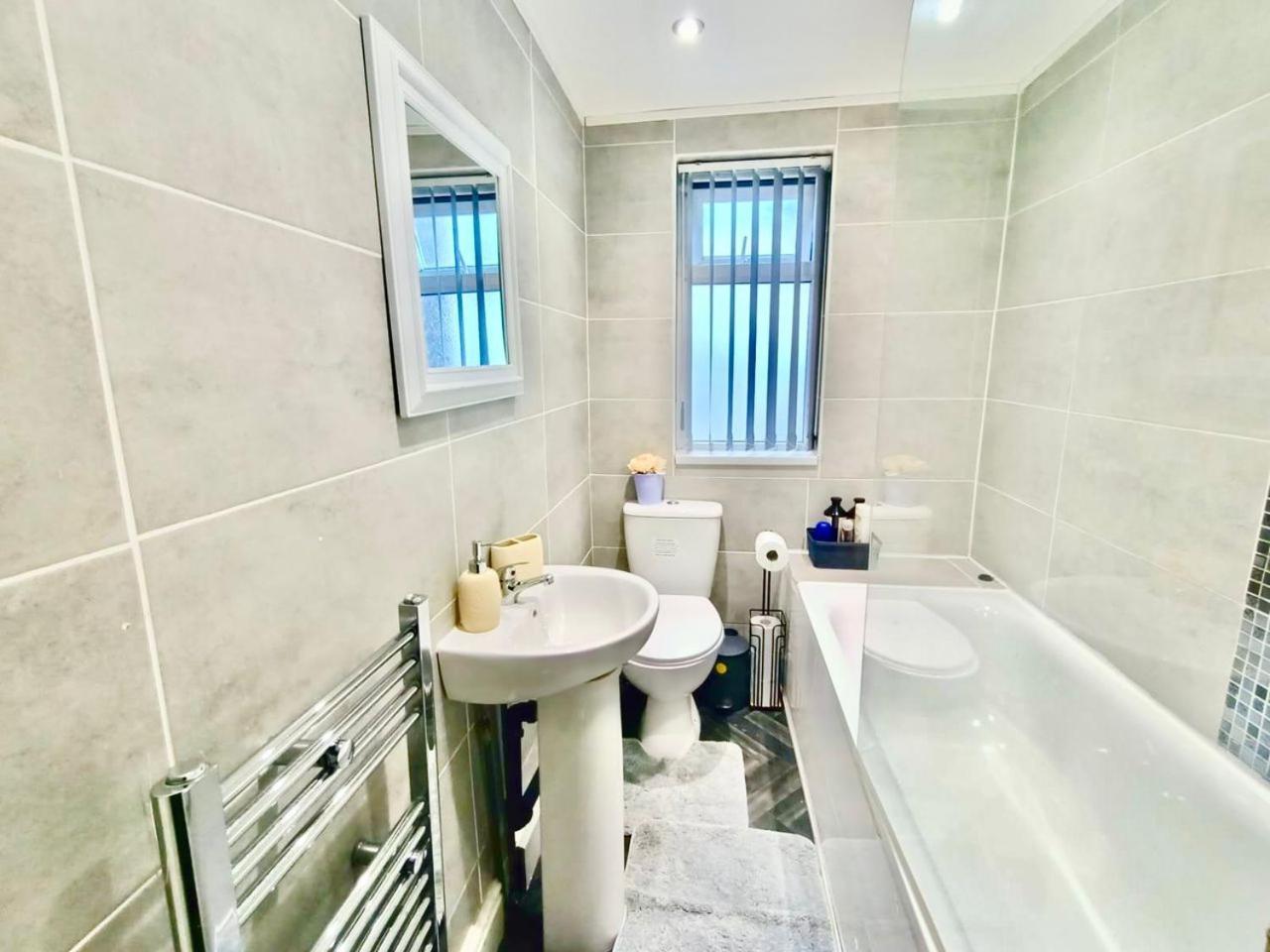 Holiday home Lovely 4 Bedroom In Anfield - Near Stadium, Centre, Sleeps 18 Liverpool
