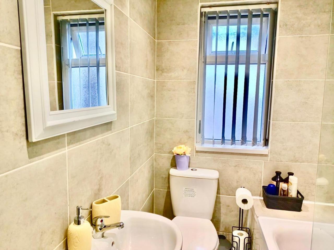 Holiday home Lovely 4 Bedroom In Anfield - Near Stadium, Centre, Sleeps 18 *