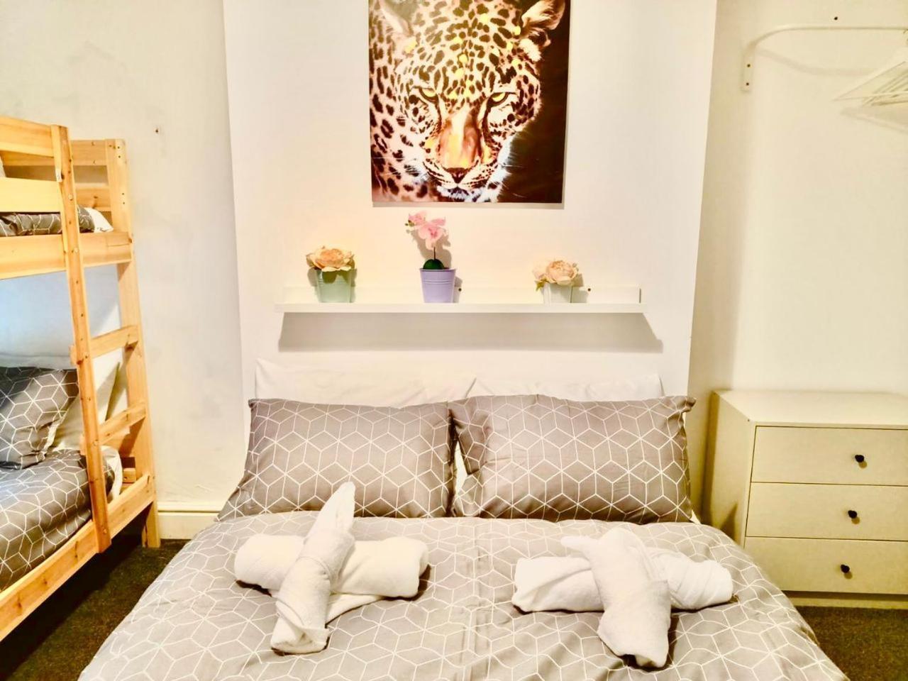 Lovely 4 Bedroom In Anfield - Near Stadium, Centre, Sleeps 18 Holiday home Liverpool