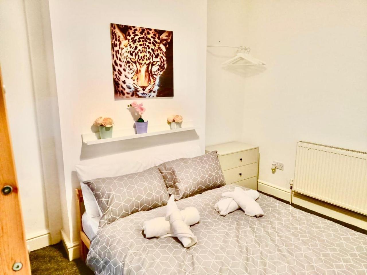 Holiday home Lovely 4 Bedroom In Anfield - Near Stadium, Centre, Sleeps 18 Liverpool
