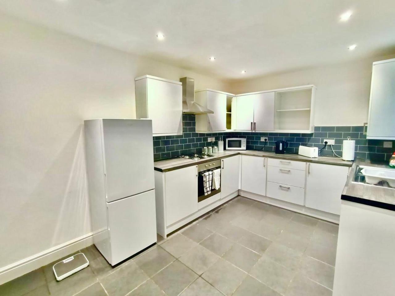 Lovely 4 Bedroom In Anfield - Near Stadium, Centre, Sleeps 18 Liverpool