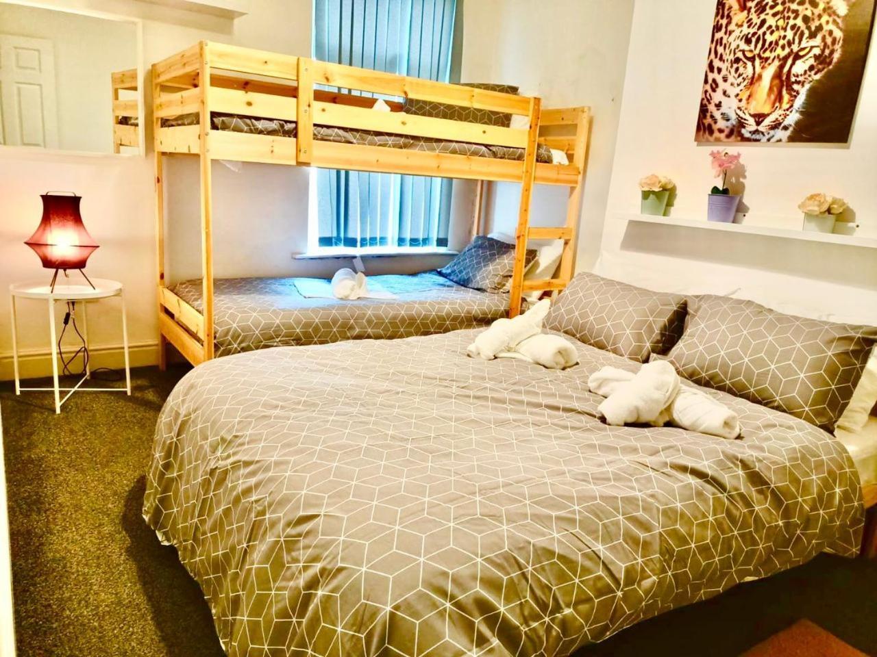 Holiday home Lovely 4 Bedroom In Anfield - Near Stadium, Centre, Sleeps 18