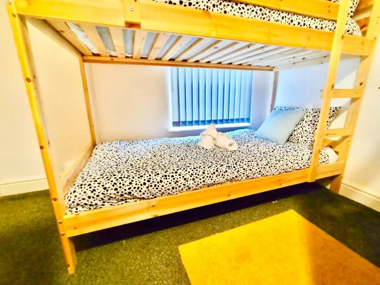 Holiday home Lovely 4 Bedroom In Anfield - Near Stadium, Centre, Sleeps 18 *