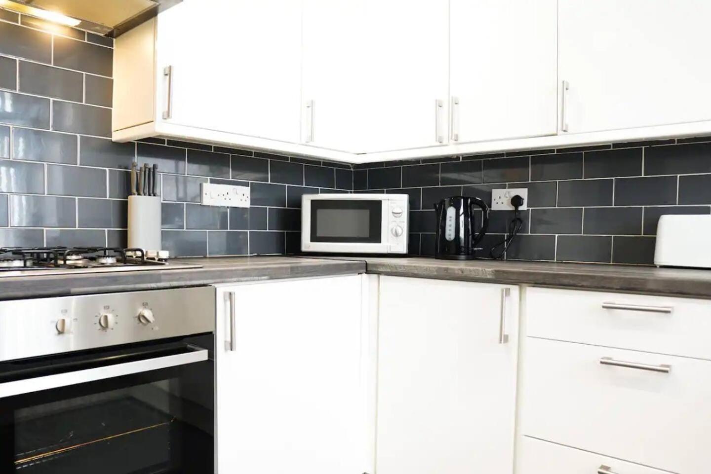 Holiday home Lovely 4 Bedroom In Anfield - Near Stadium, Centre, Sleeps 18 *