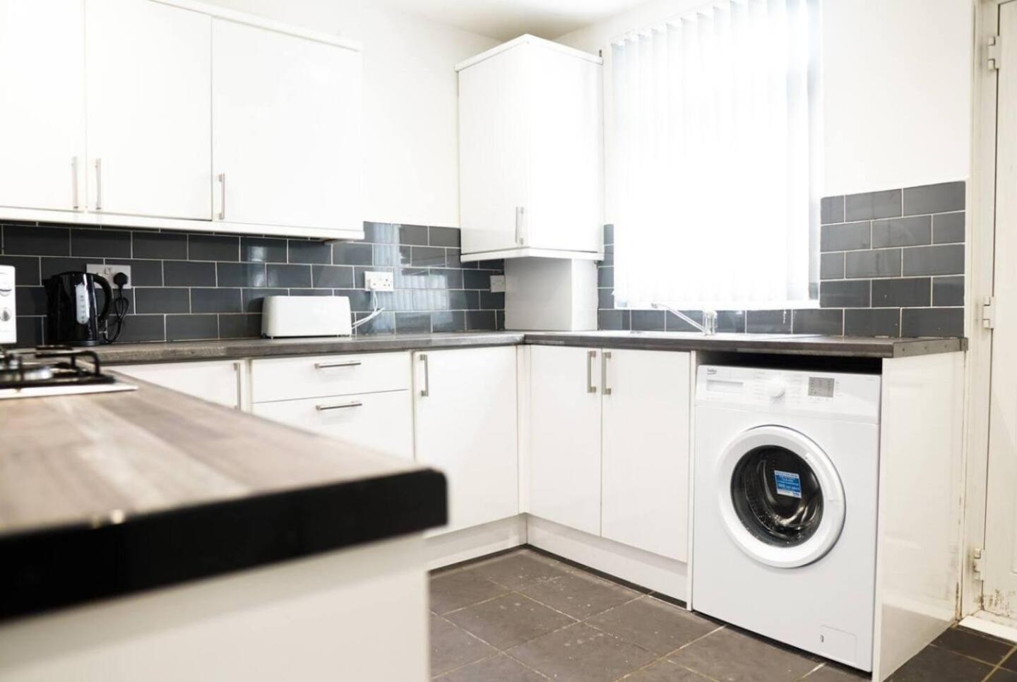 Holiday home Lovely 4 Bedroom In Anfield - Near Stadium, Centre, Sleeps 18