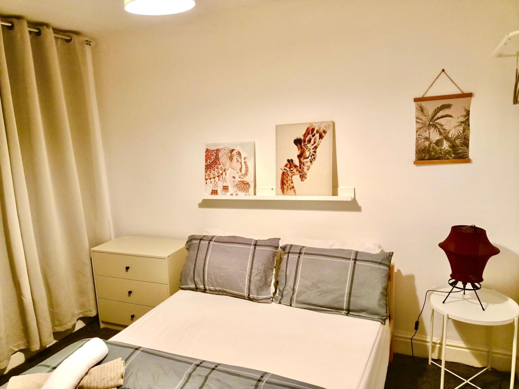 Holiday home Lovely 4 Bedroom In Anfield - Near Stadium, Centre, Sleeps 18 *