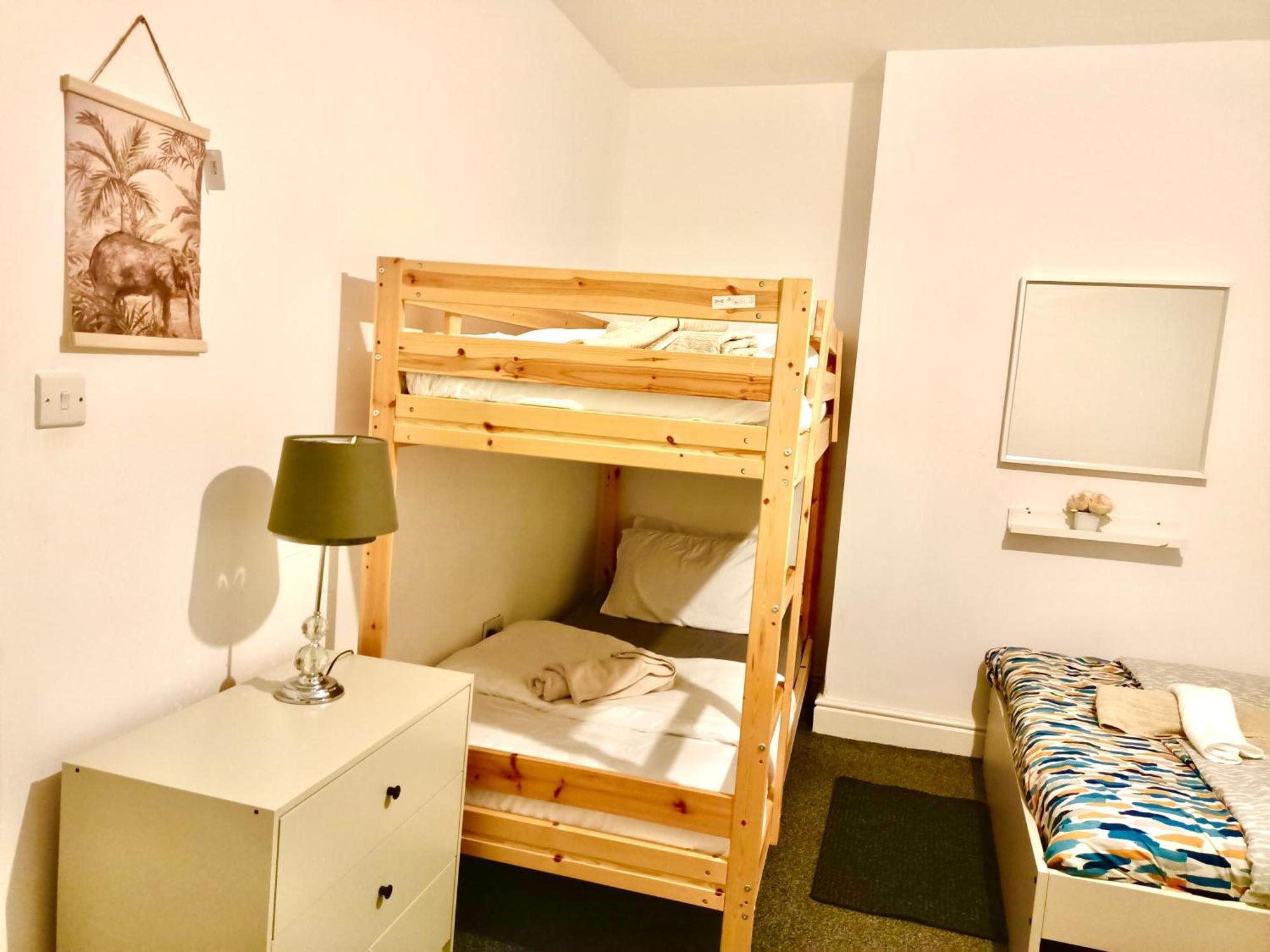 Lovely 4 Bedroom In Anfield - Near Stadium, Centre, Sleeps 18 Holiday home Liverpool