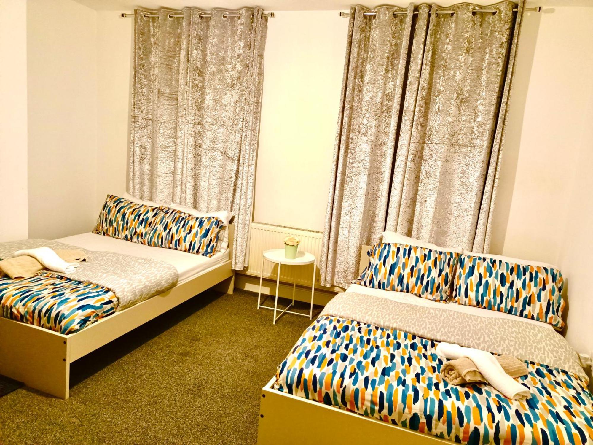 Lovely 4 Bedroom In Anfield - Near Stadium, Centre, Sleeps 18 Holiday home Liverpool