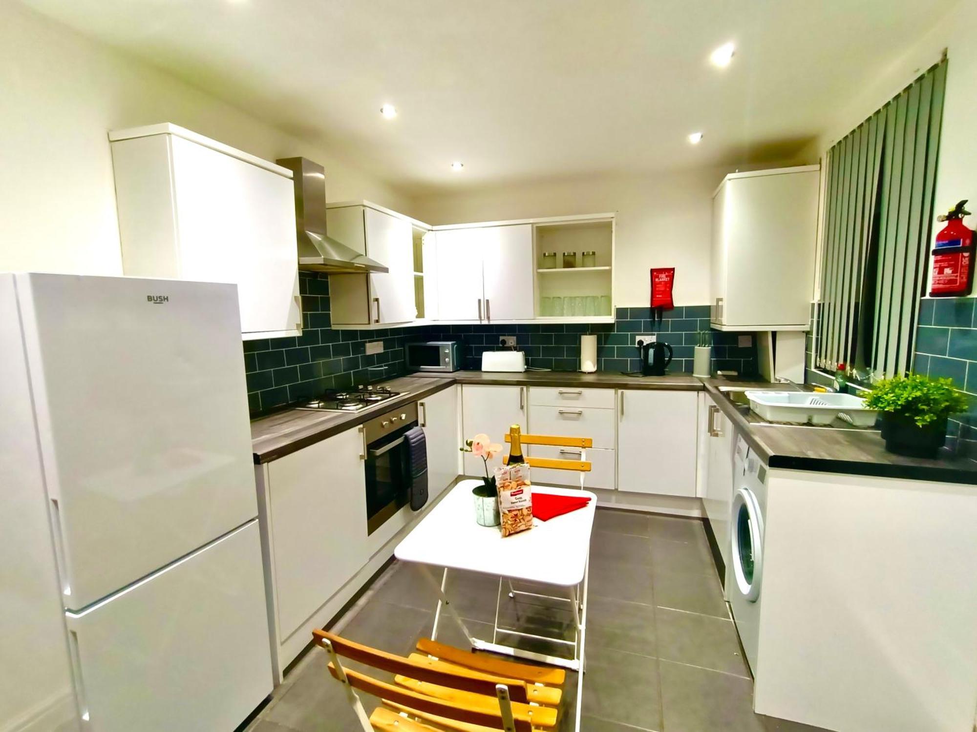 Lovely 4 Bedroom In Anfield - Near Stadium, Centre, Sleeps 18 Ferienhaus *